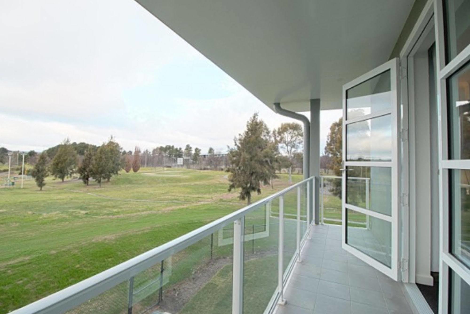 Abode Narrabundah Hotel Canberra Exterior foto